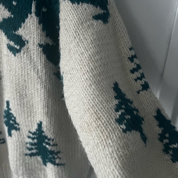 Vintage Handmade Wool Women's Sweater with Cabin and Crescent Moon Winter Scene - Picture 12 of 14